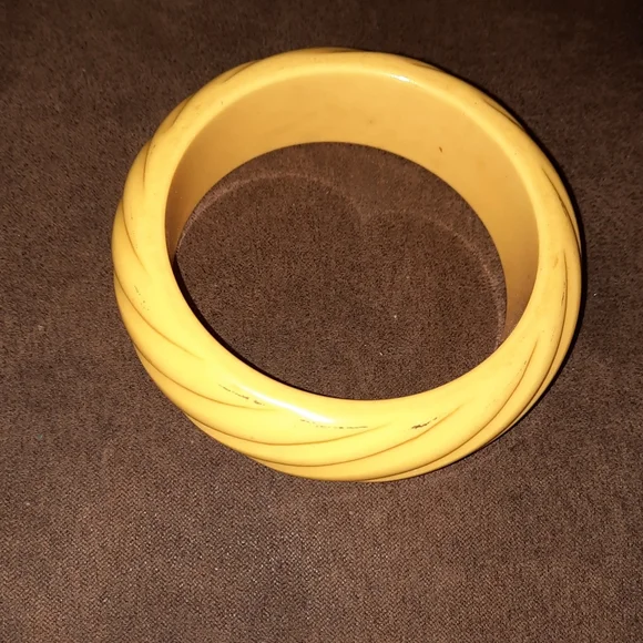 Vintage MCM Bakelite buttery yellow Swirl Bangle Bracelet - Picture 3 of 6